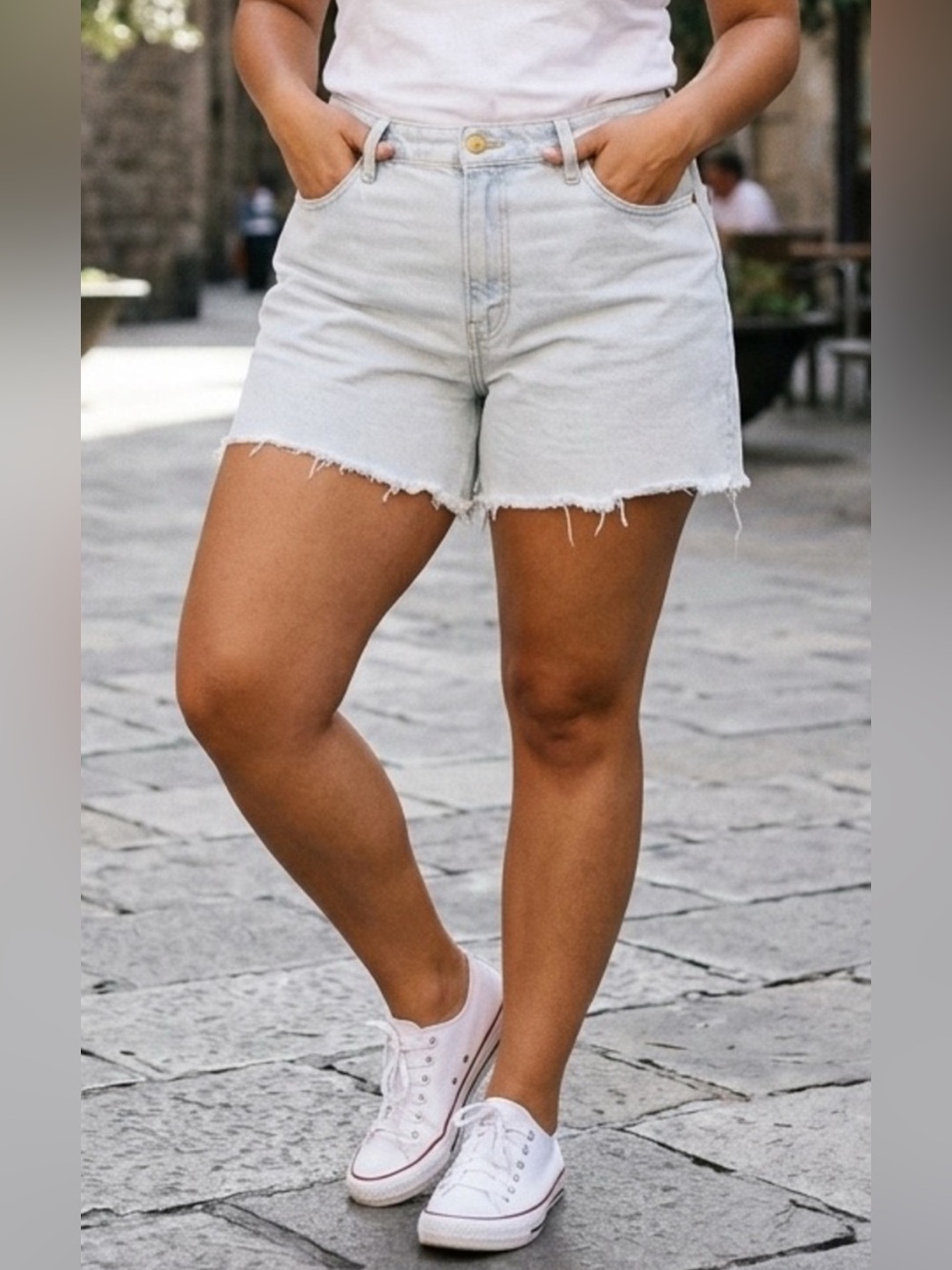 Universal Thread Vintage Midi Jean Shorts Light Wash Raw Hem Size 12 / 31R